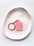 Portachiavi in acrilico – Corpo femminile minimal rosa (4 cm)