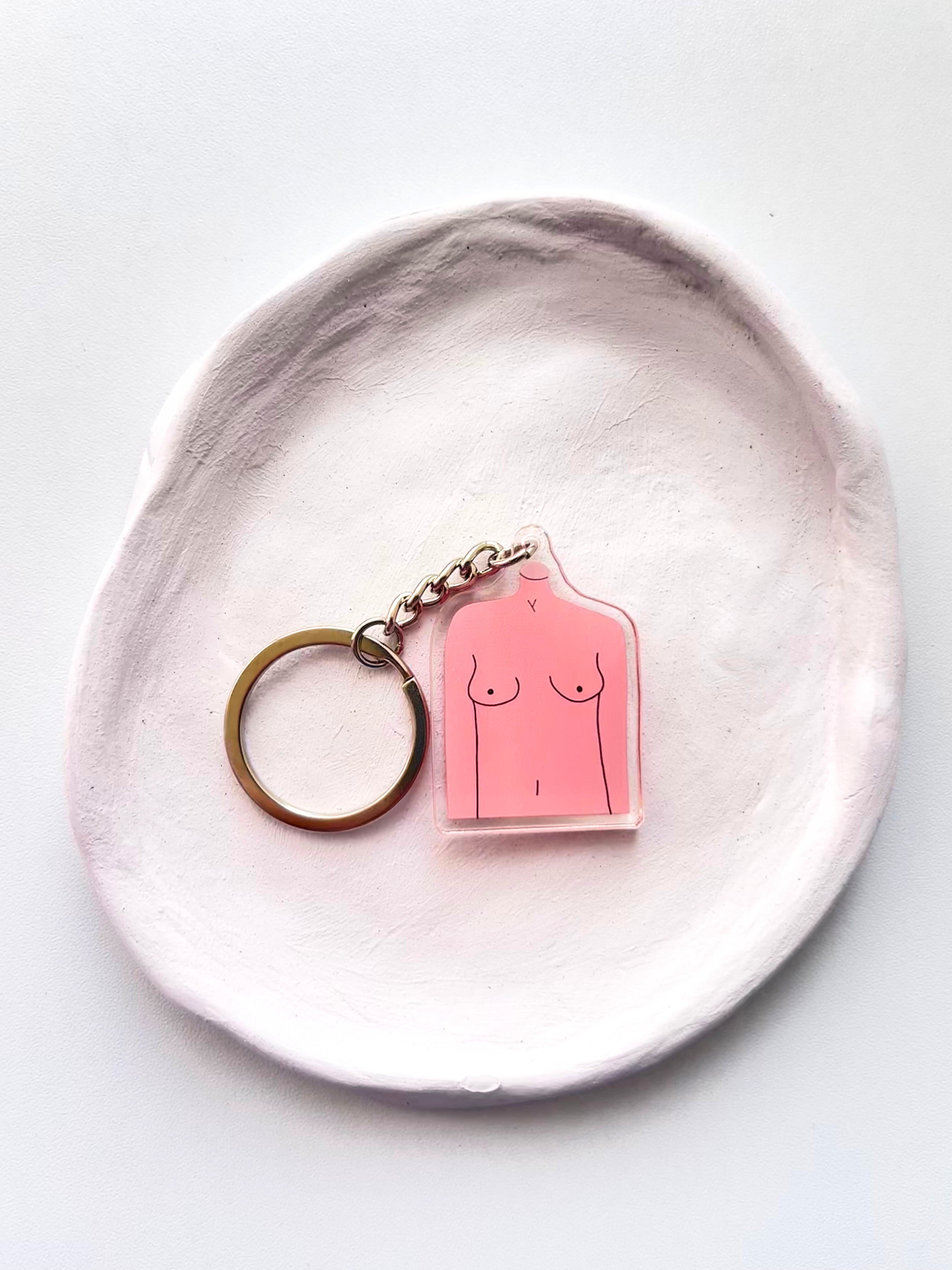 Portachiavi in acrilico – Corpo femminile minimal rosa (4 cm)