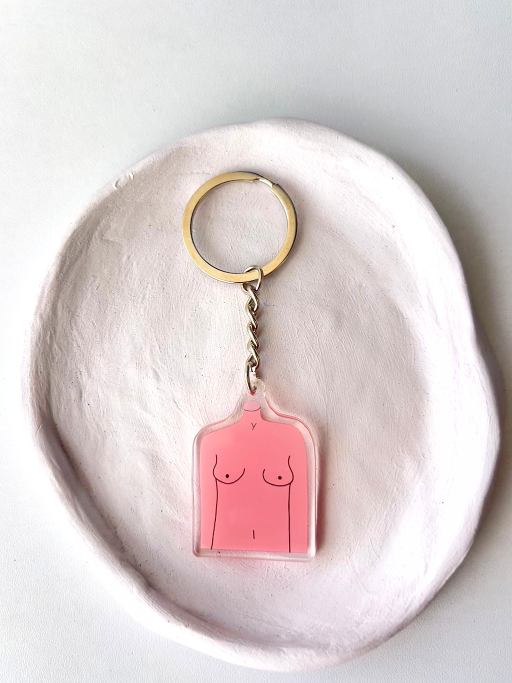 Portachiavi in acrilico – Corpo femminile minimal rosa (4 cm)